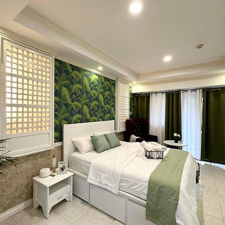 One Bedroom With Balcony By Christine Suites Ph In Greenbelt Radisson Makati City Bagian luar foto