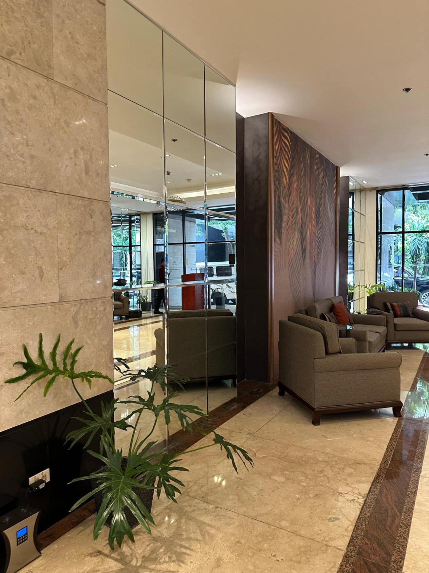 One Bedroom With Balcony By Christine Suites Ph In Greenbelt Radisson Makati City Bagian luar foto