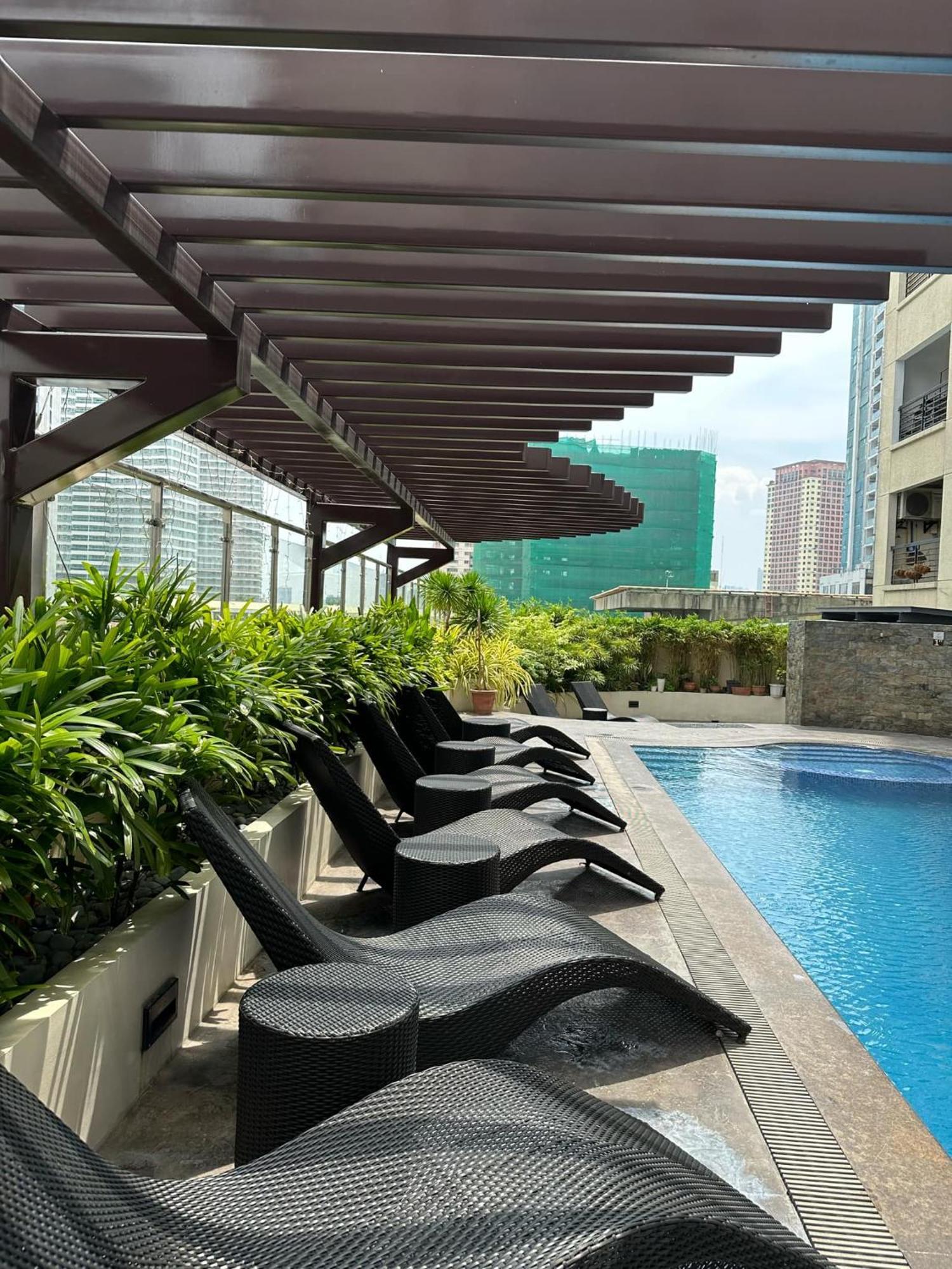 One Bedroom With Balcony By Christine Suites Ph In Greenbelt Radisson Makati City Bagian luar foto