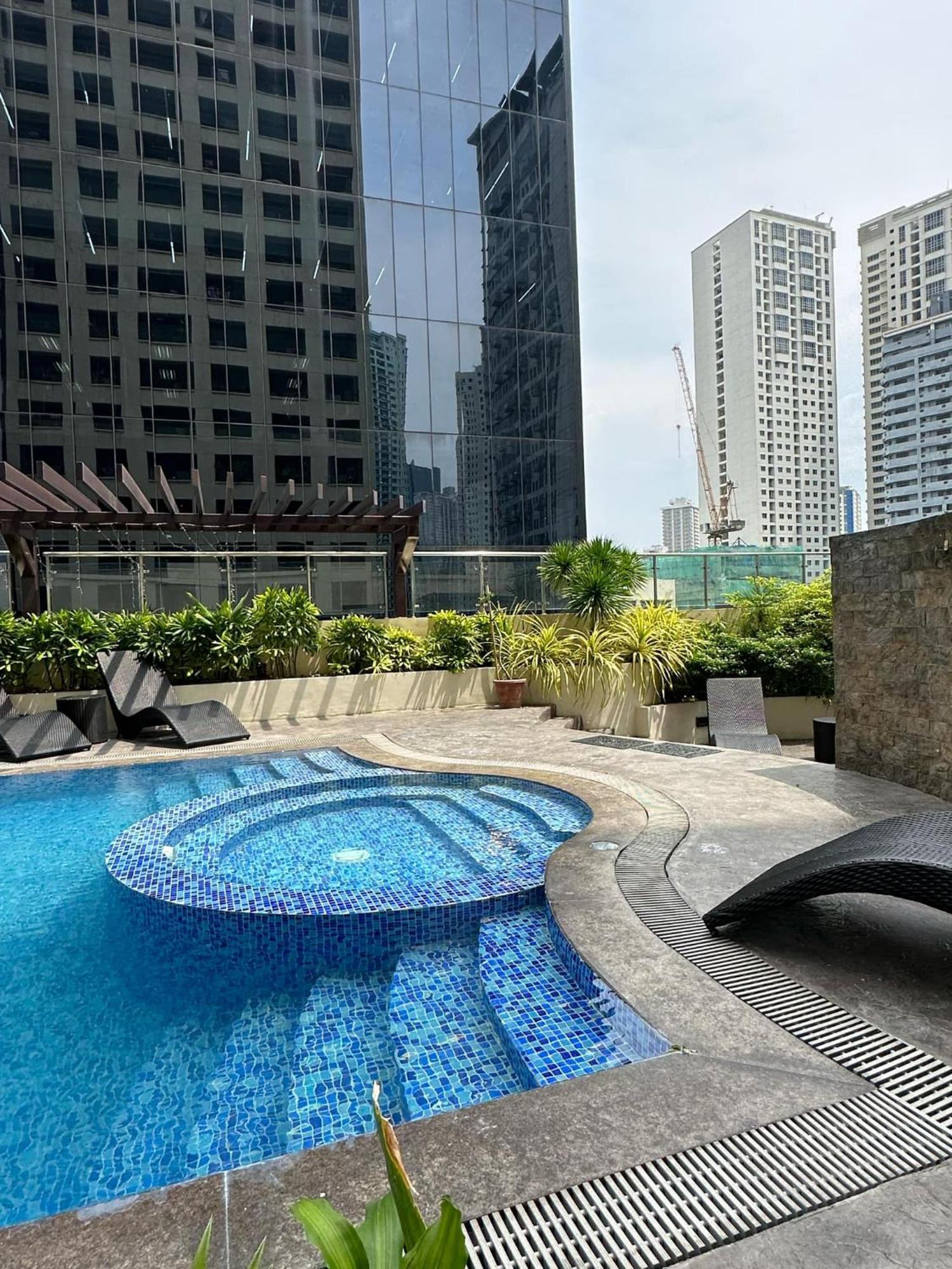 One Bedroom With Balcony By Christine Suites Ph In Greenbelt Radisson Makati City Bagian luar foto