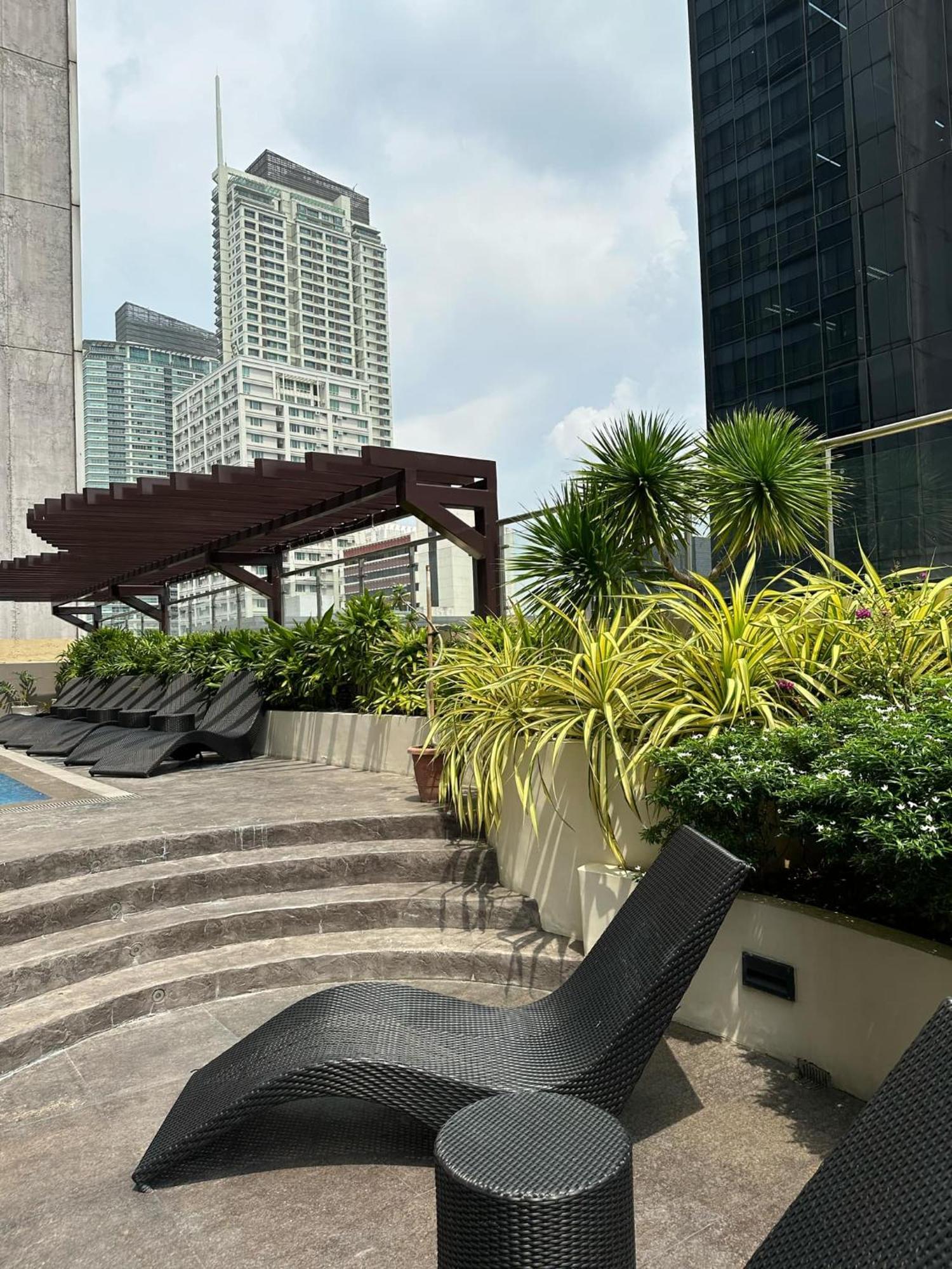 One Bedroom With Balcony By Christine Suites Ph In Greenbelt Radisson Makati City Bagian luar foto