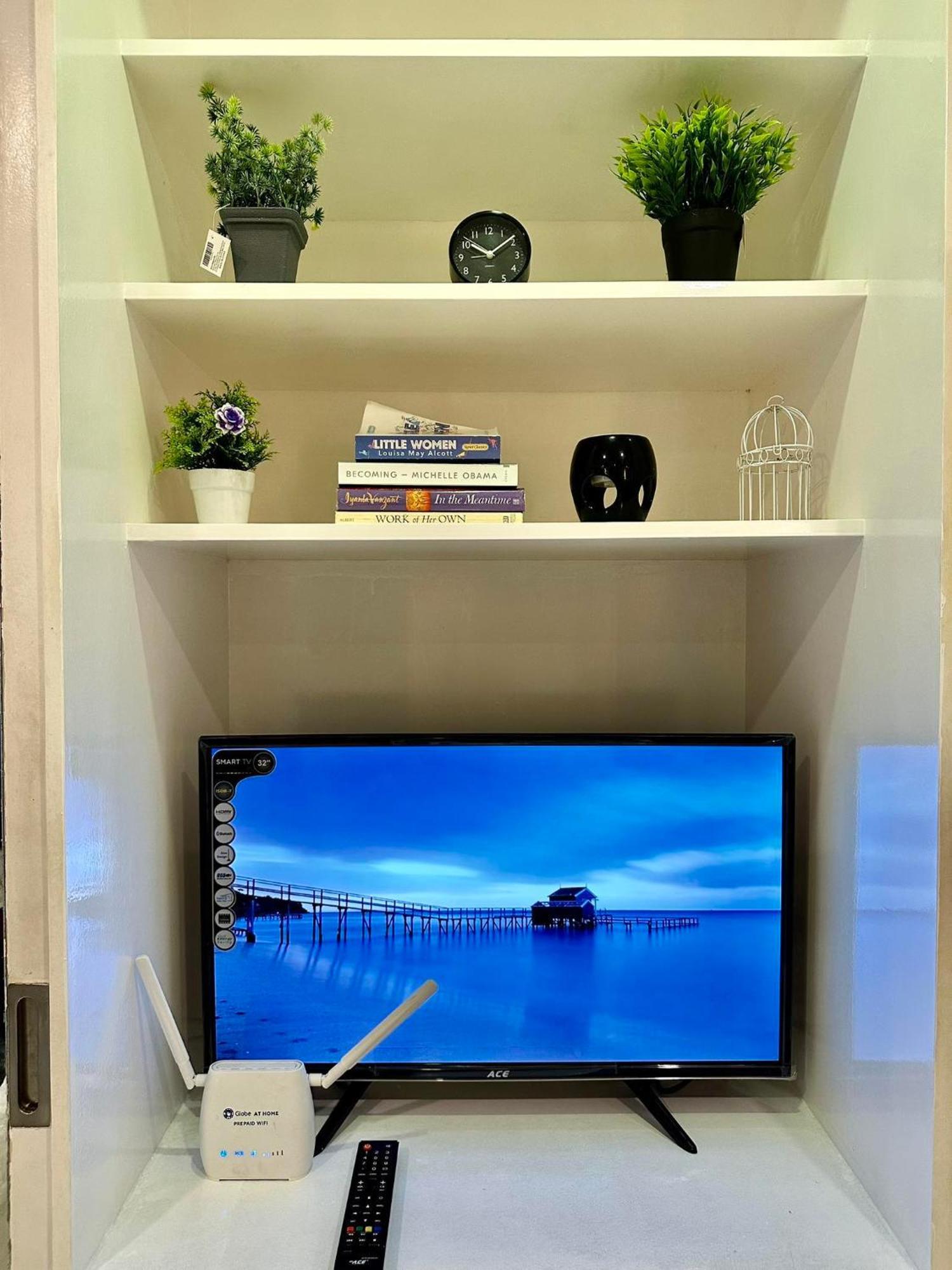 One Bedroom With Balcony By Christine Suites Ph In Greenbelt Radisson Makati City Bagian luar foto