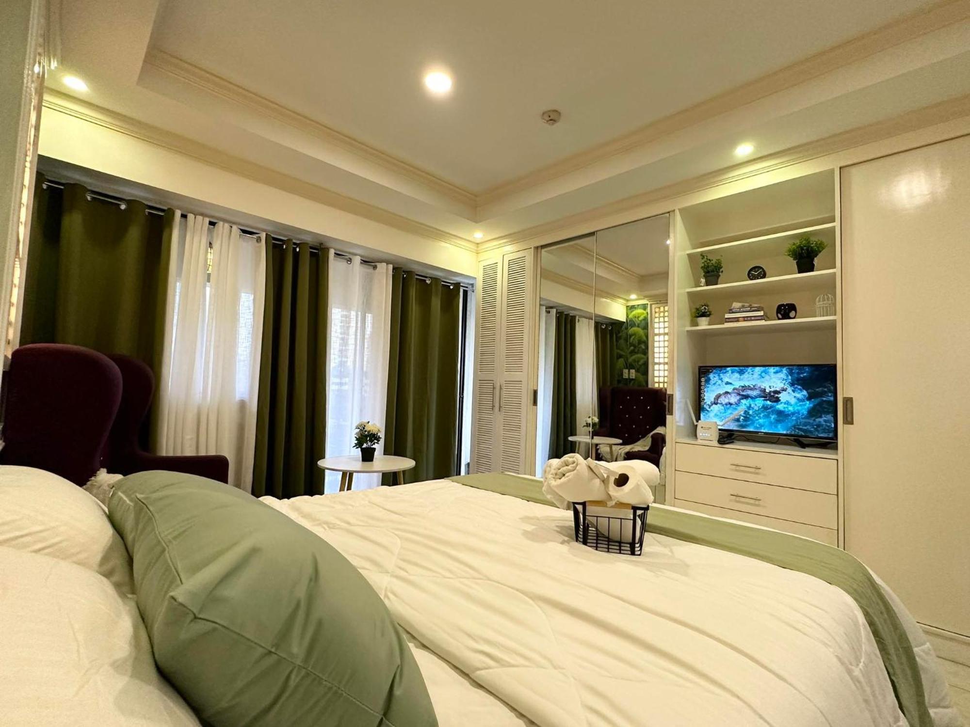 One Bedroom With Balcony By Christine Suites Ph In Greenbelt Radisson Makati City Bagian luar foto
