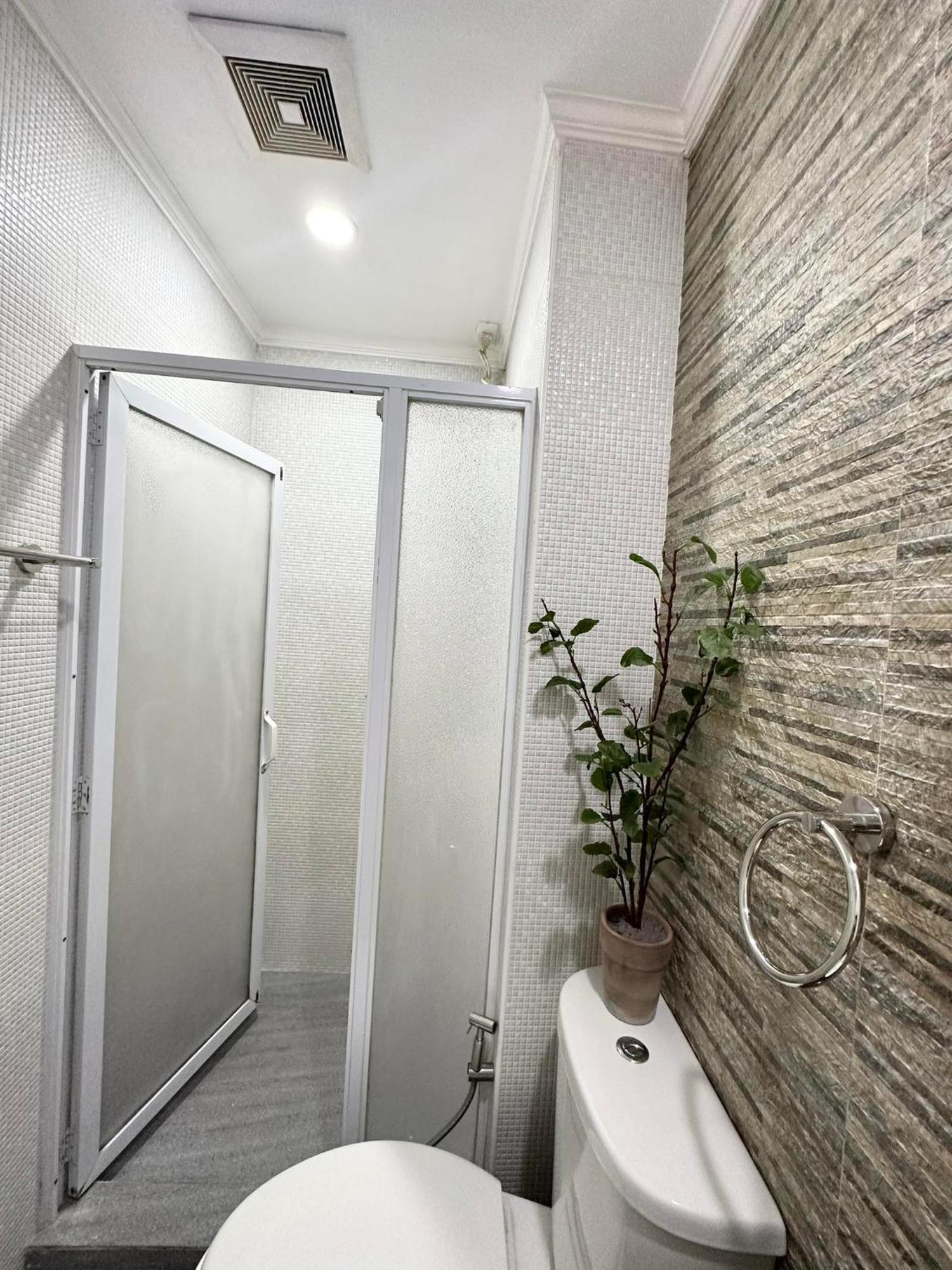 One Bedroom With Balcony By Christine Suites Ph In Greenbelt Radisson Makati City Bagian luar foto