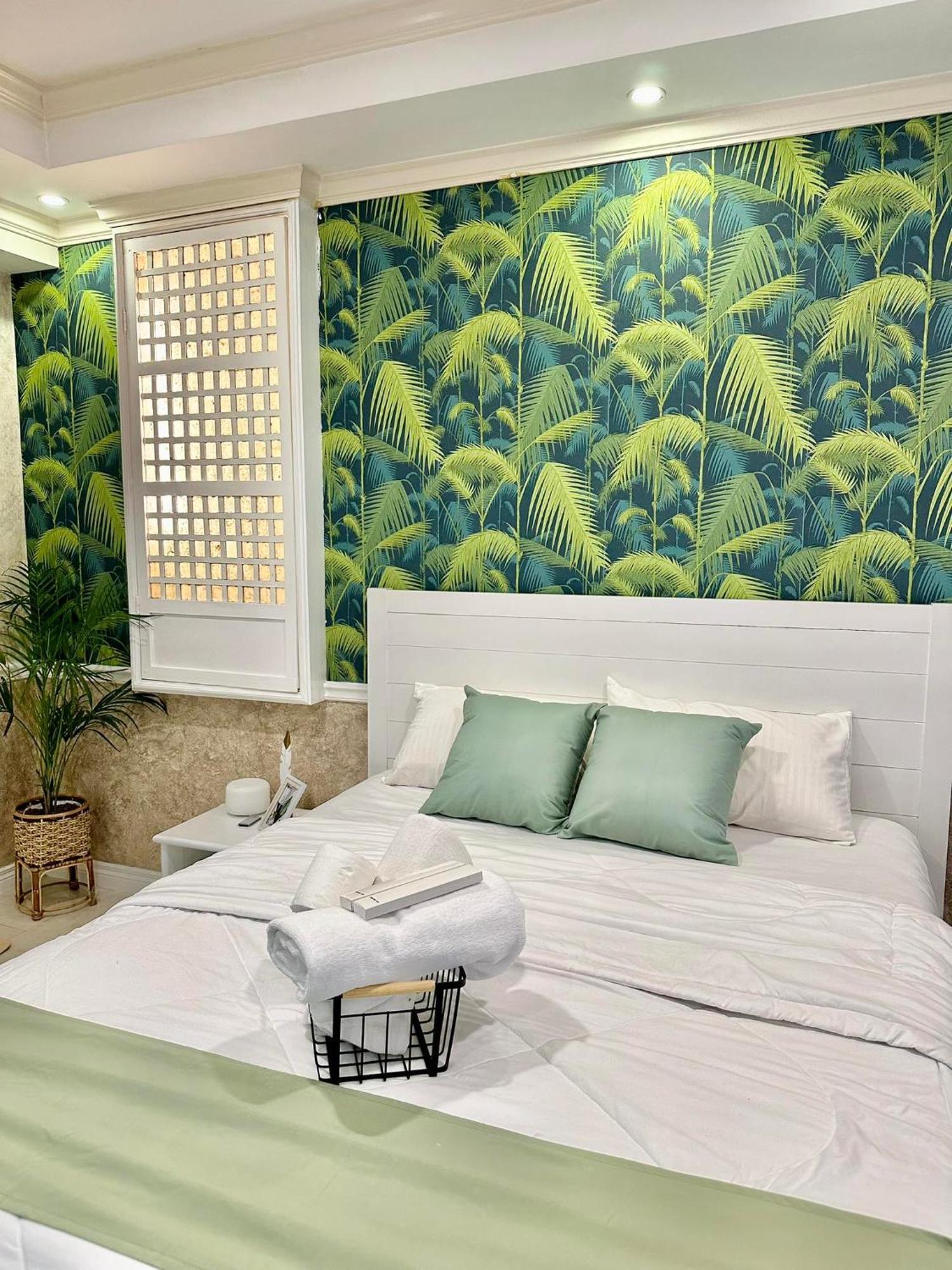 One Bedroom With Balcony By Christine Suites Ph In Greenbelt Radisson Makati City Bagian luar foto
