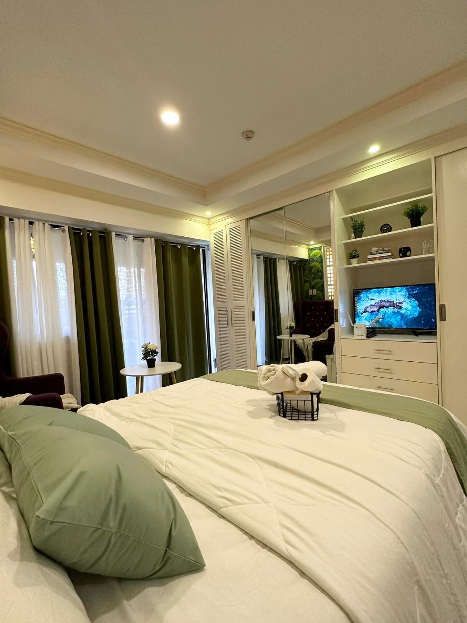 One Bedroom With Balcony By Christine Suites Ph In Greenbelt Radisson Makati City Bagian luar foto