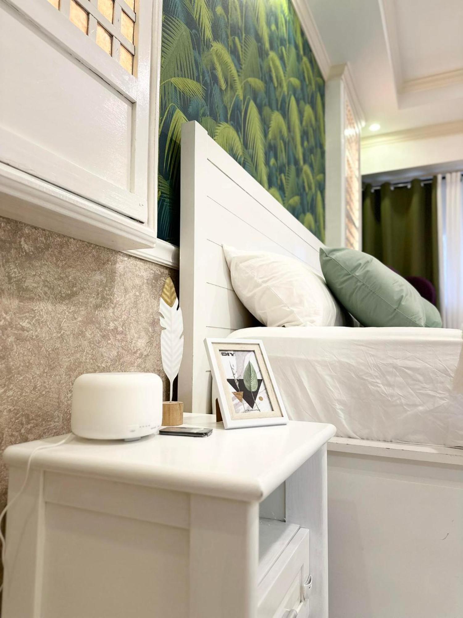 One Bedroom With Balcony By Christine Suites Ph In Greenbelt Radisson Makati City Bagian luar foto