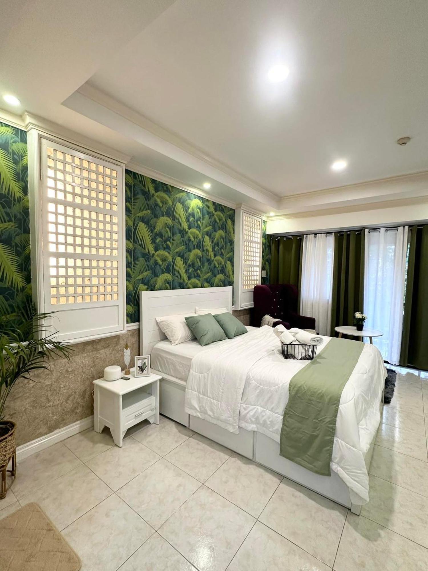One Bedroom With Balcony By Christine Suites Ph In Greenbelt Radisson Makati City Bagian luar foto