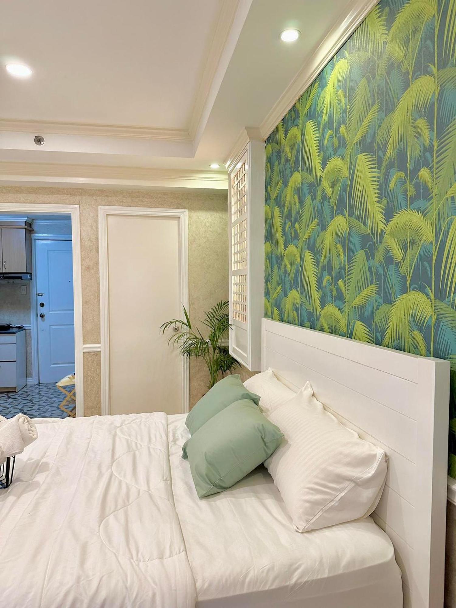 One Bedroom With Balcony By Christine Suites Ph In Greenbelt Radisson Makati City Bagian luar foto