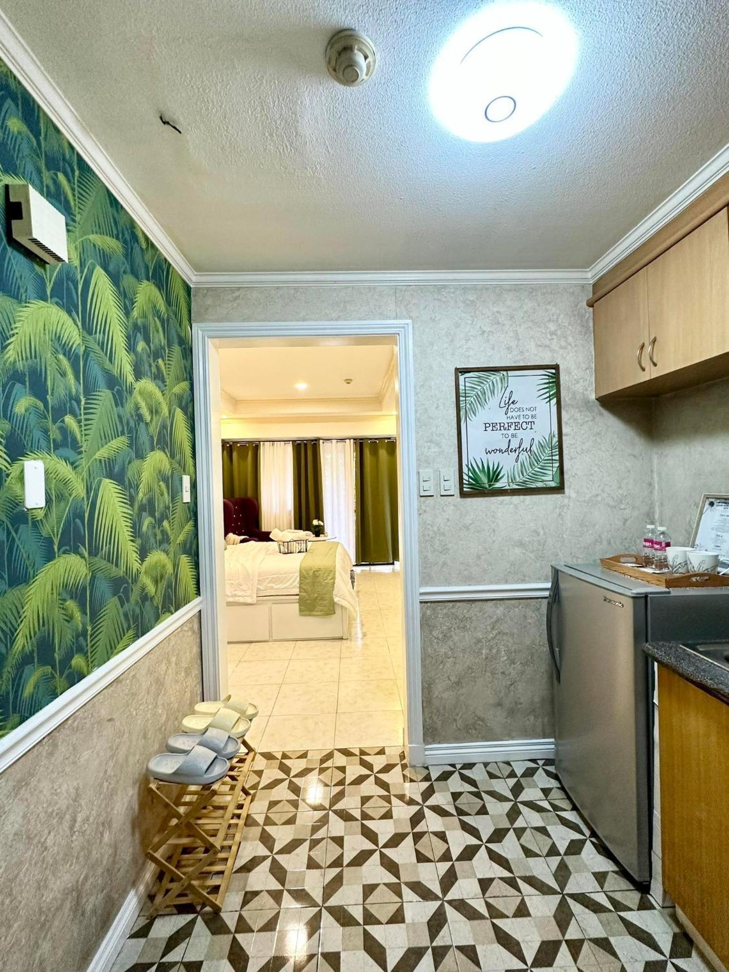 One Bedroom With Balcony By Christine Suites Ph In Greenbelt Radisson Makati City Bagian luar foto