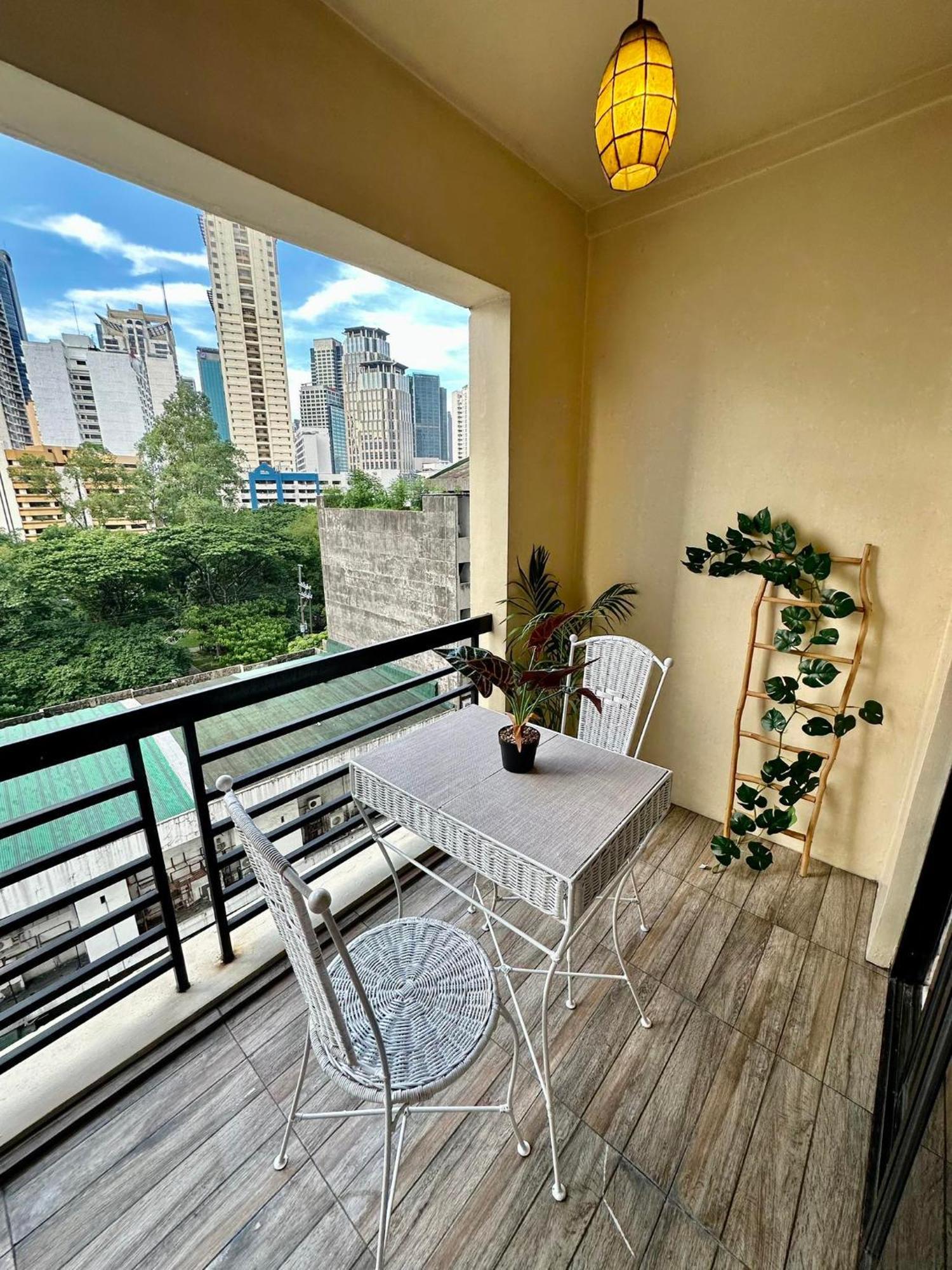 One Bedroom With Balcony By Christine Suites Ph In Greenbelt Radisson Makati City Bagian luar foto