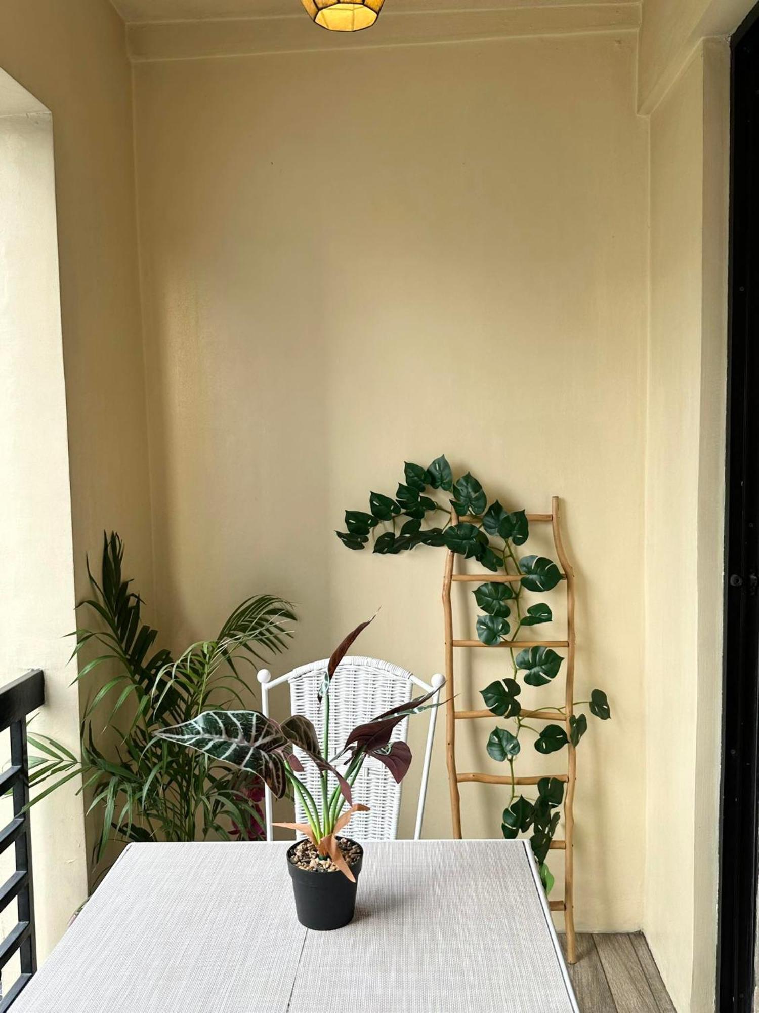 One Bedroom With Balcony By Christine Suites Ph In Greenbelt Radisson Makati City Bagian luar foto
