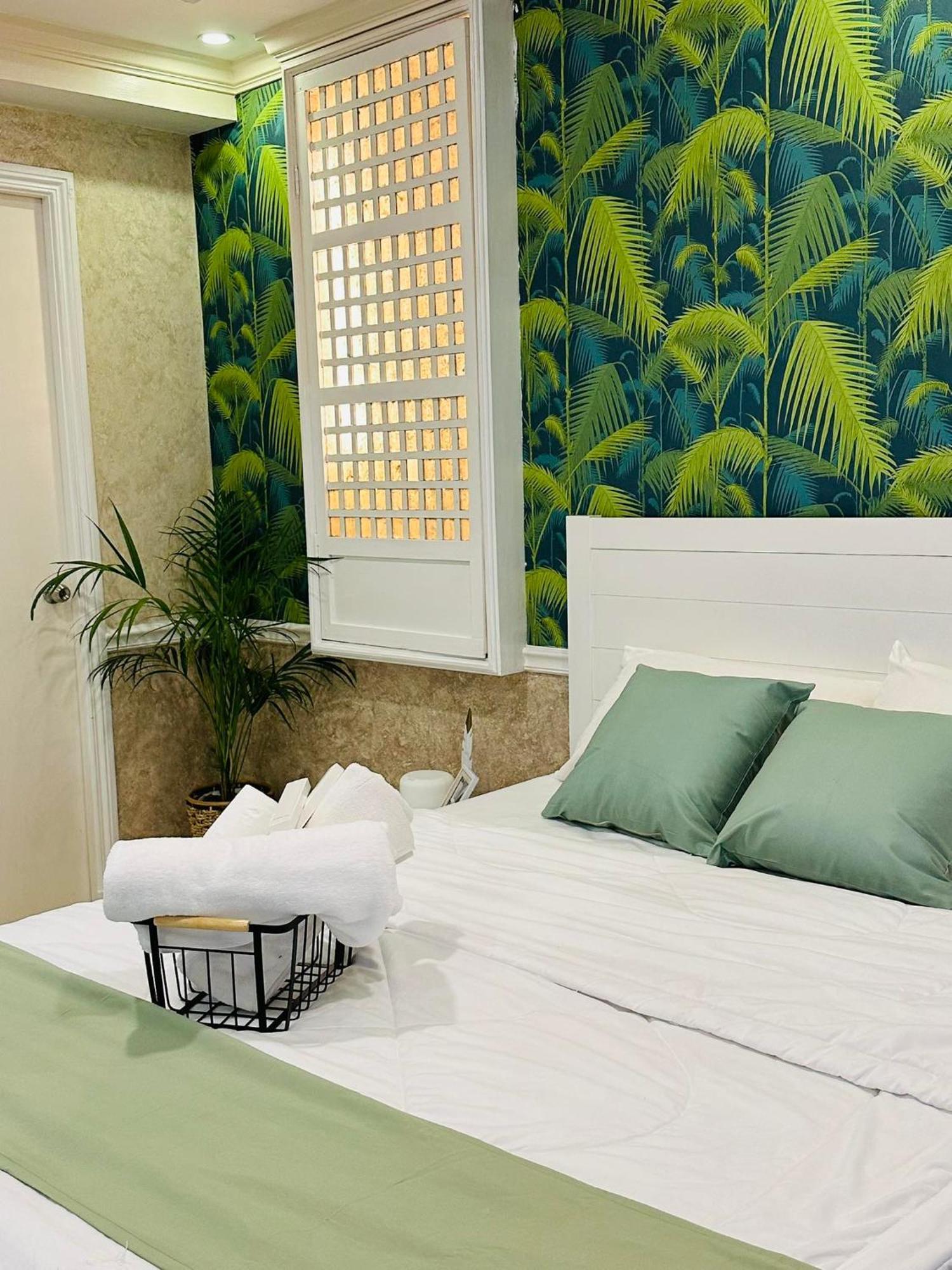 One Bedroom With Balcony By Christine Suites Ph In Greenbelt Radisson Makati City Bagian luar foto