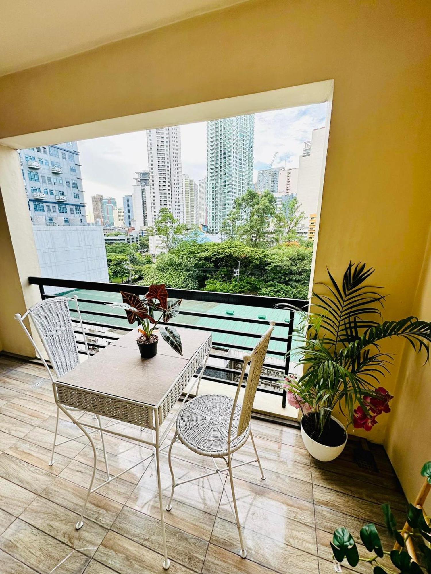 One Bedroom With Balcony By Christine Suites Ph In Greenbelt Radisson Makati City Bagian luar foto