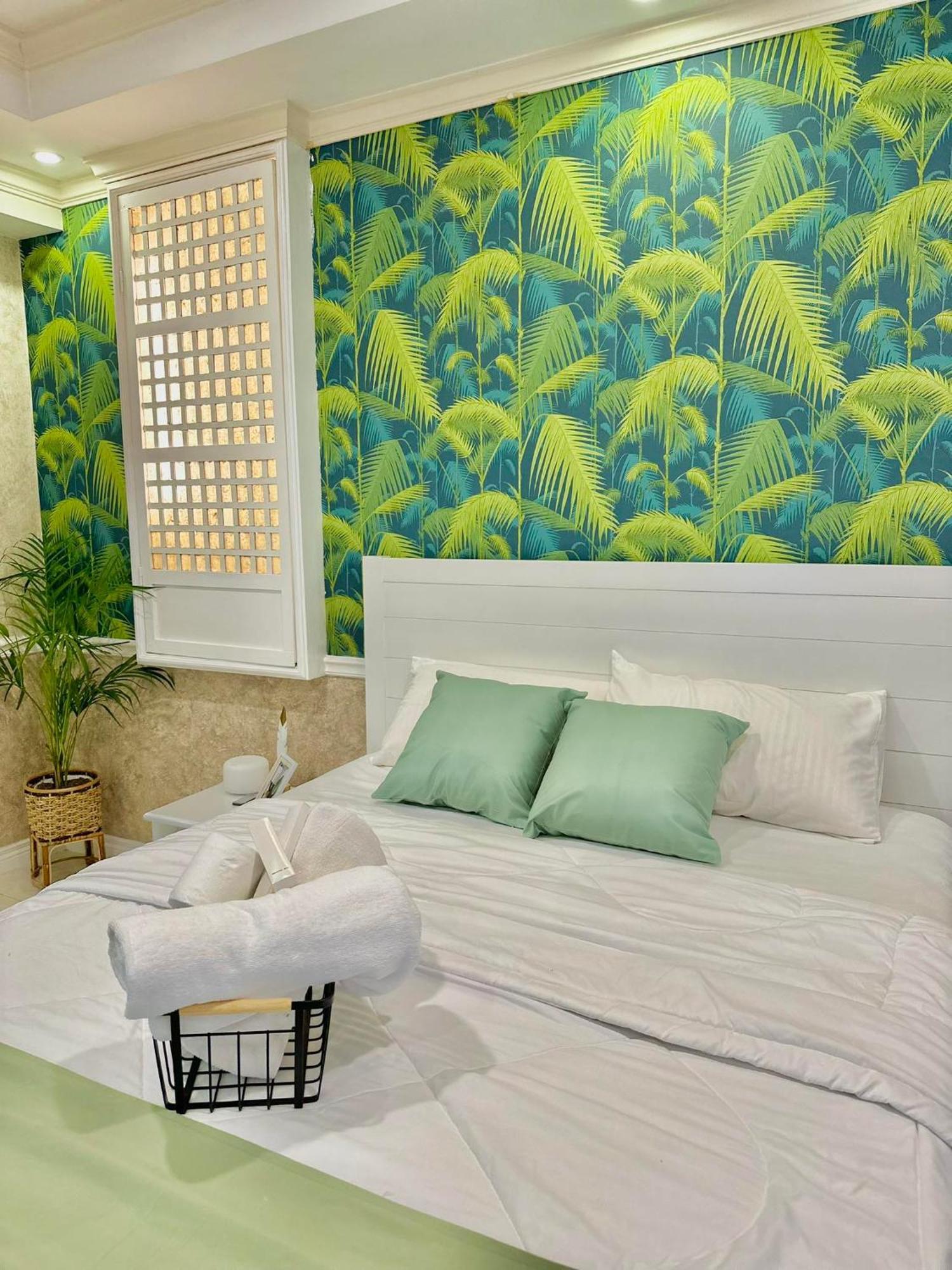 One Bedroom With Balcony By Christine Suites Ph In Greenbelt Radisson Makati City Bagian luar foto