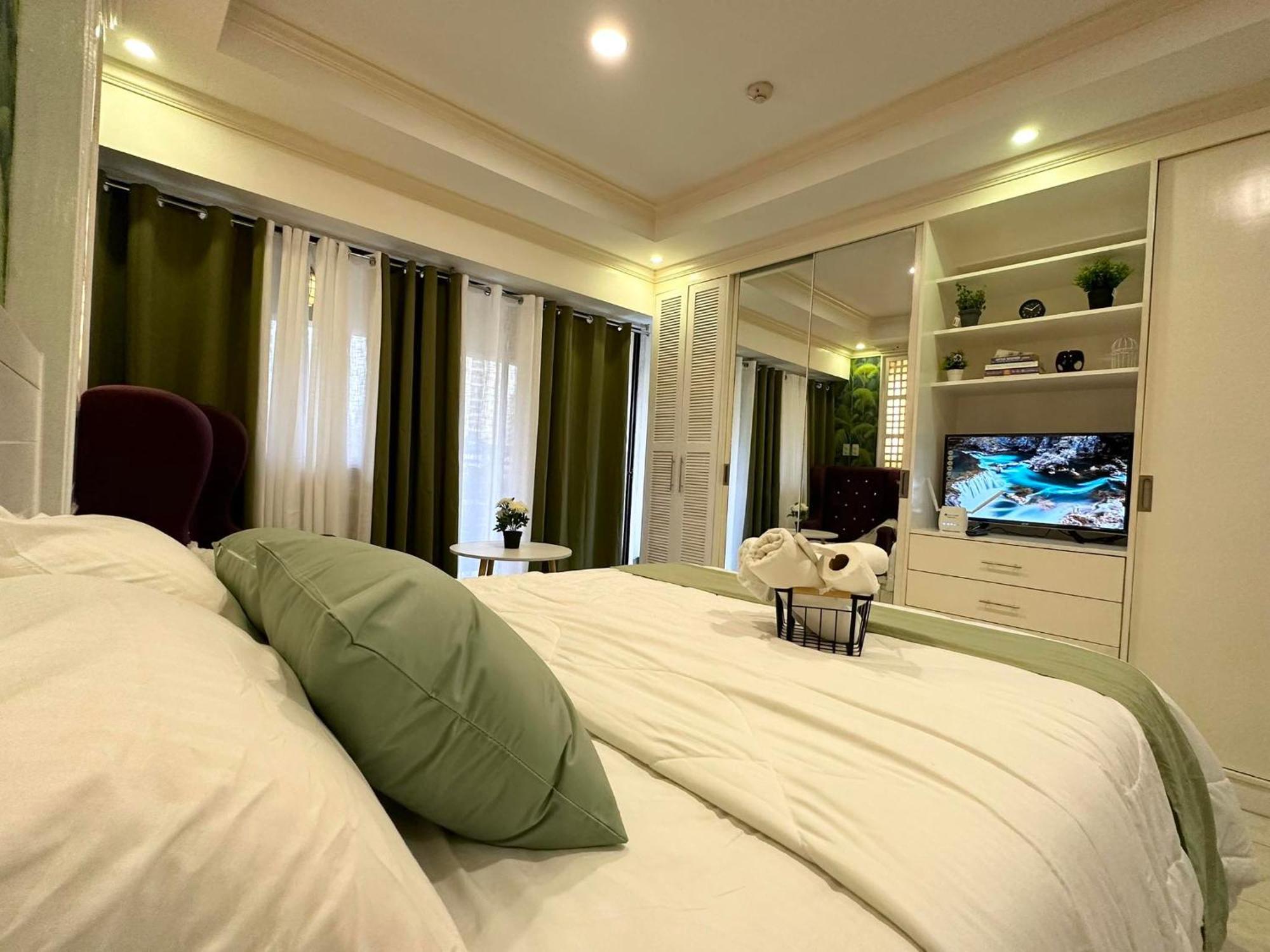 One Bedroom With Balcony By Christine Suites Ph In Greenbelt Radisson Makati City Bagian luar foto