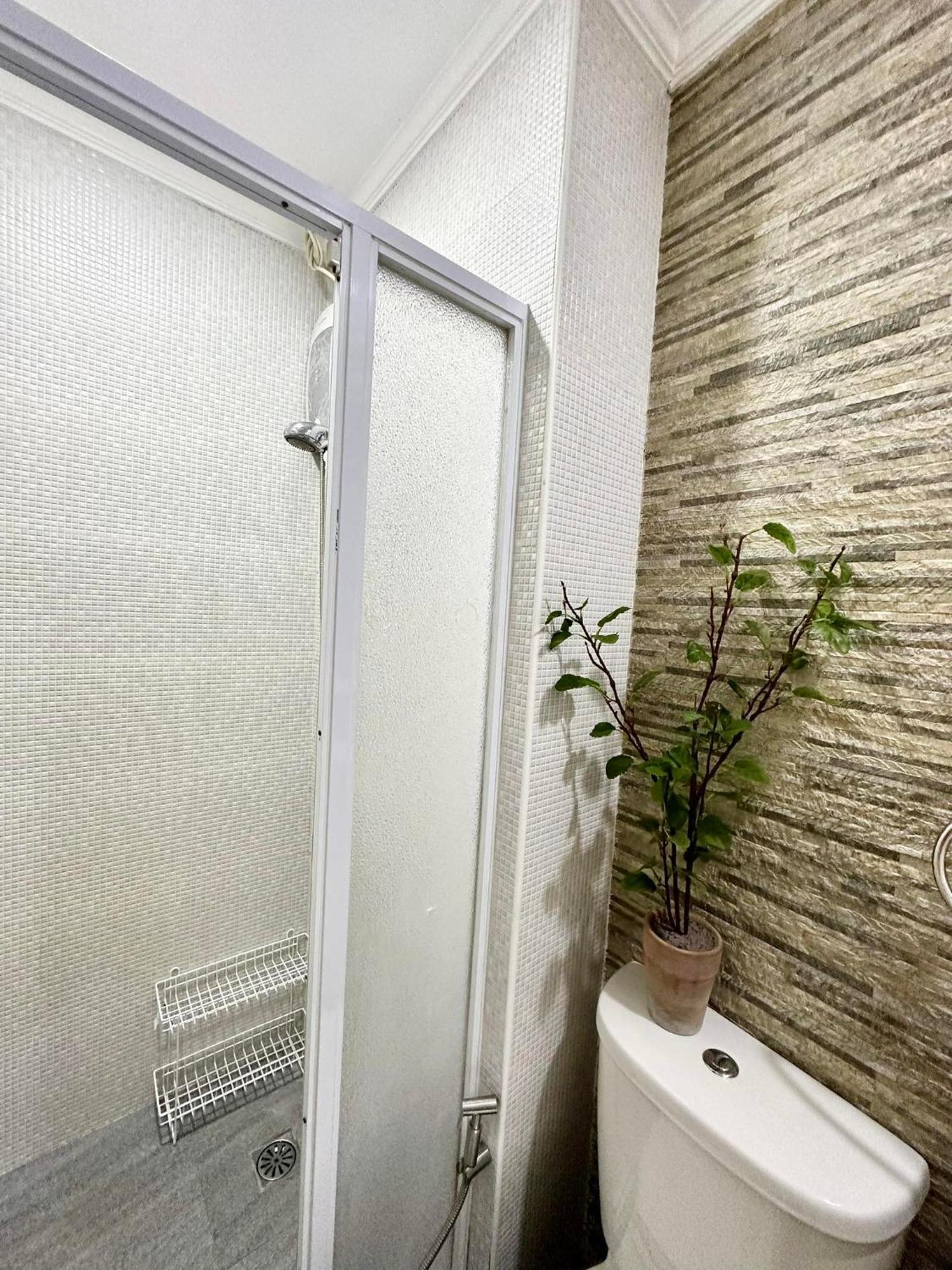 One Bedroom With Balcony By Christine Suites Ph In Greenbelt Radisson Makati City Bagian luar foto