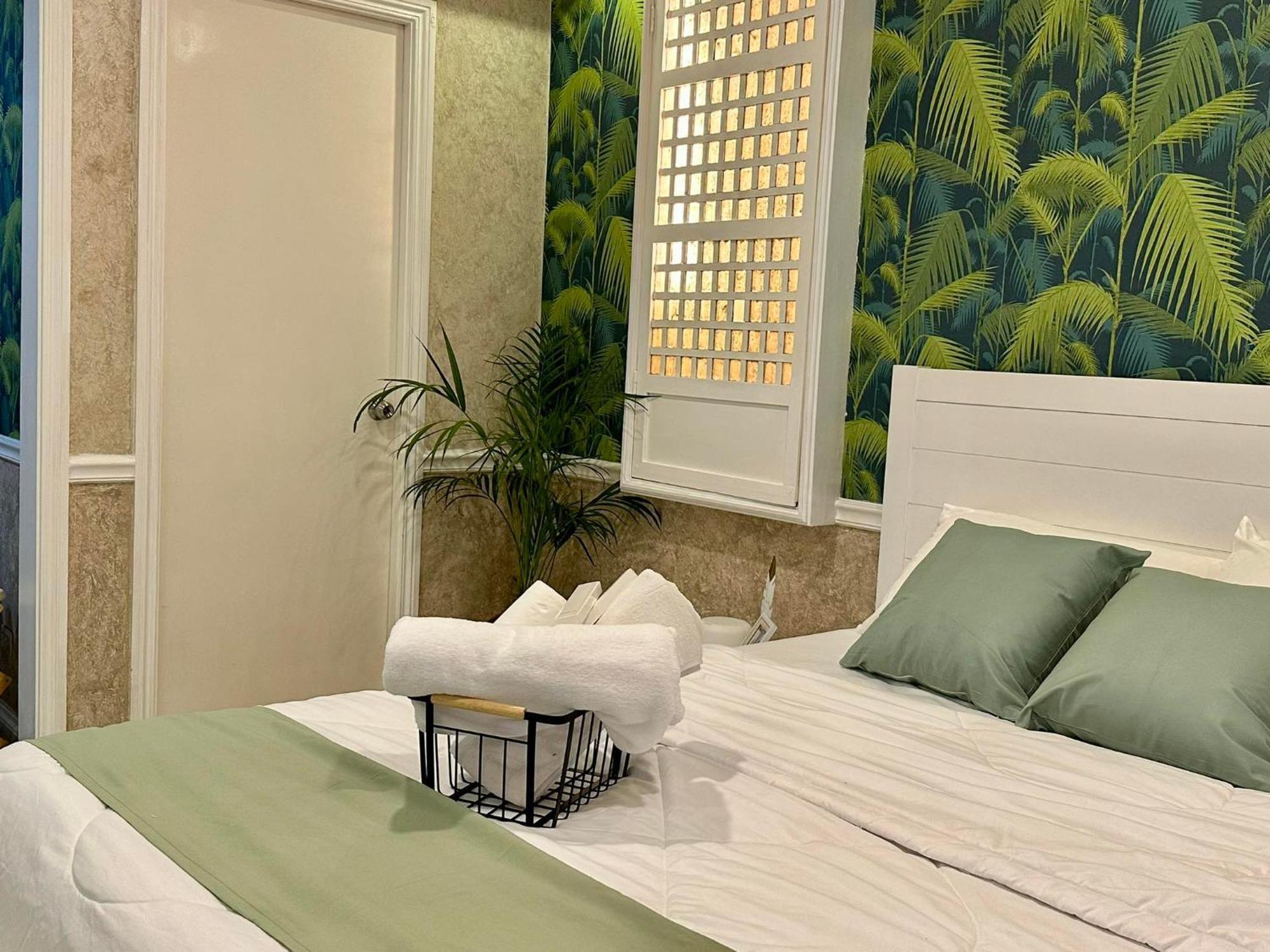 One Bedroom With Balcony By Christine Suites Ph In Greenbelt Radisson Makati City Bagian luar foto