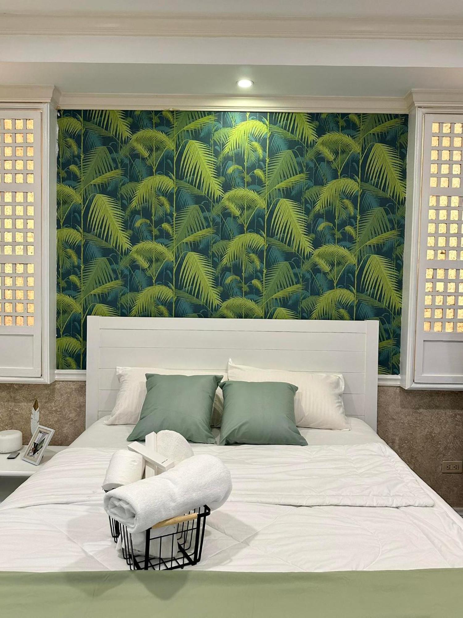 One Bedroom With Balcony By Christine Suites Ph In Greenbelt Radisson Makati City Bagian luar foto