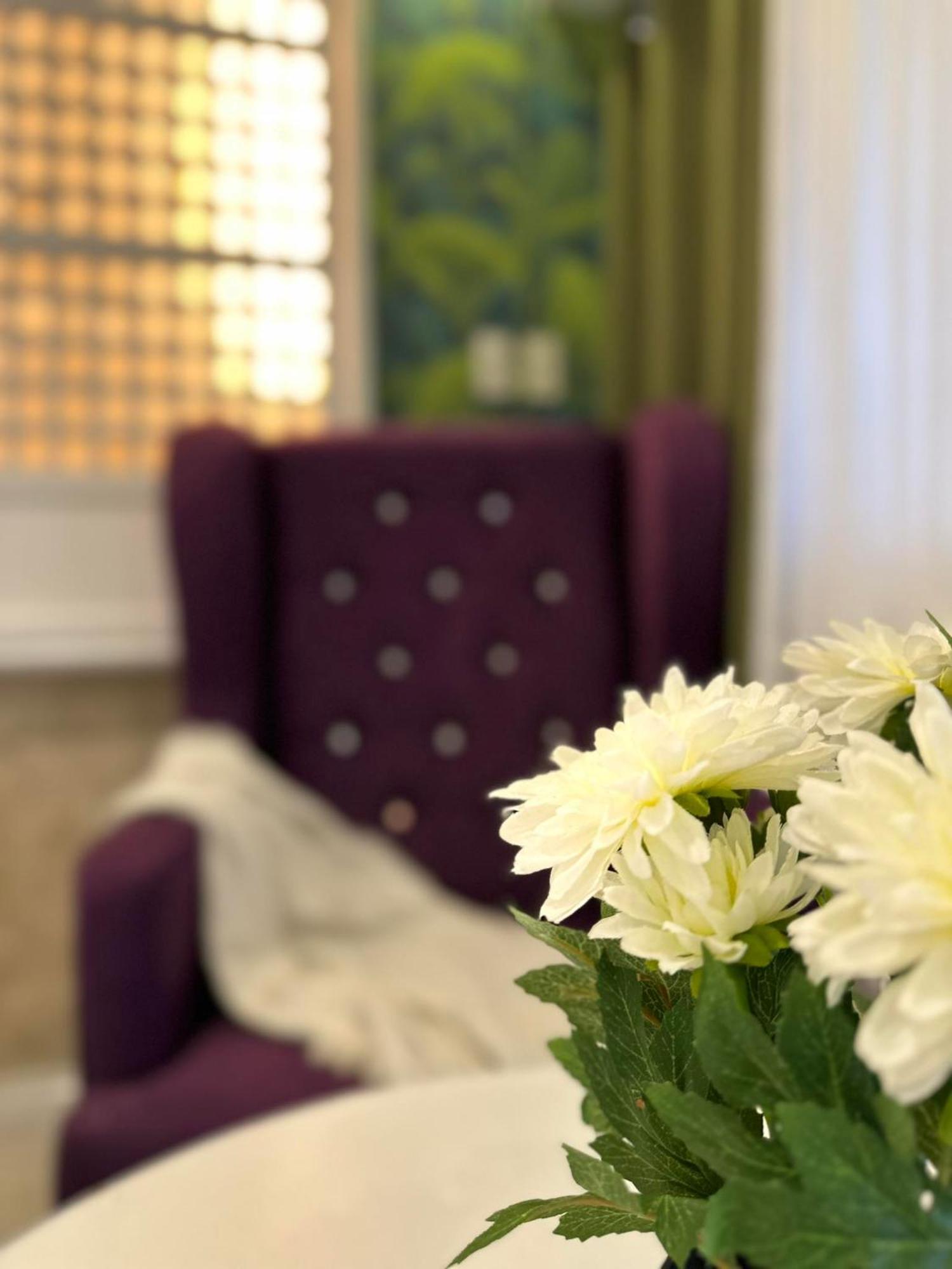 One Bedroom With Balcony By Christine Suites Ph In Greenbelt Radisson Makati City Bagian luar foto