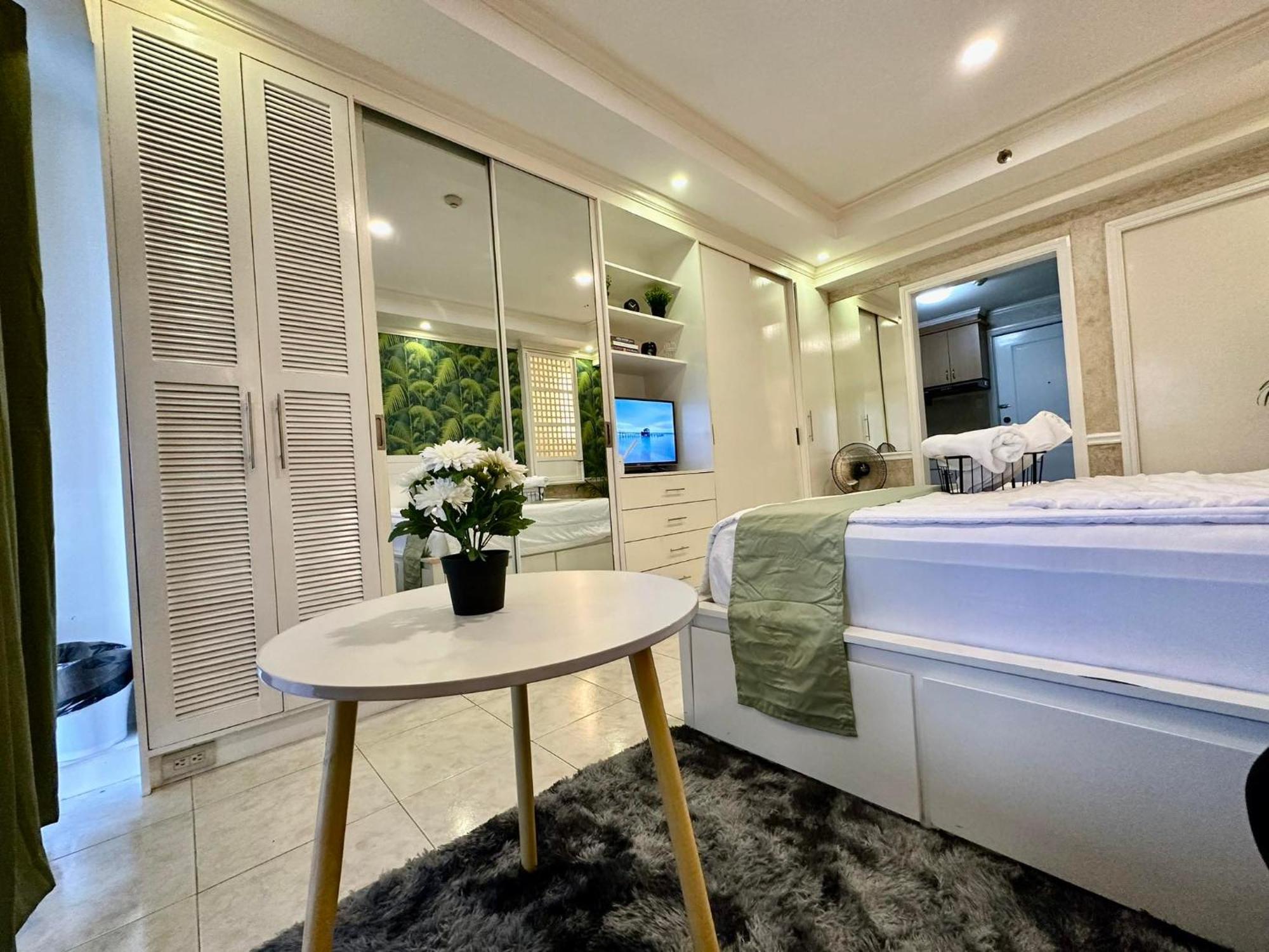 One Bedroom With Balcony By Christine Suites Ph In Greenbelt Radisson Makati City Bagian luar foto