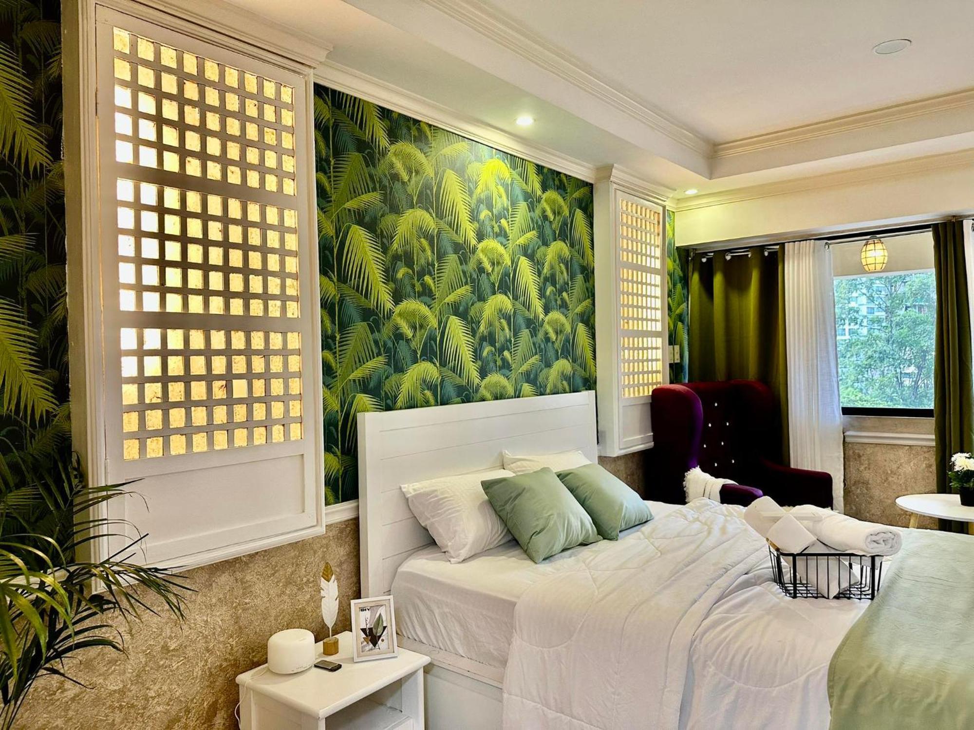 One Bedroom With Balcony By Christine Suites Ph In Greenbelt Radisson Makati City Bagian luar foto
