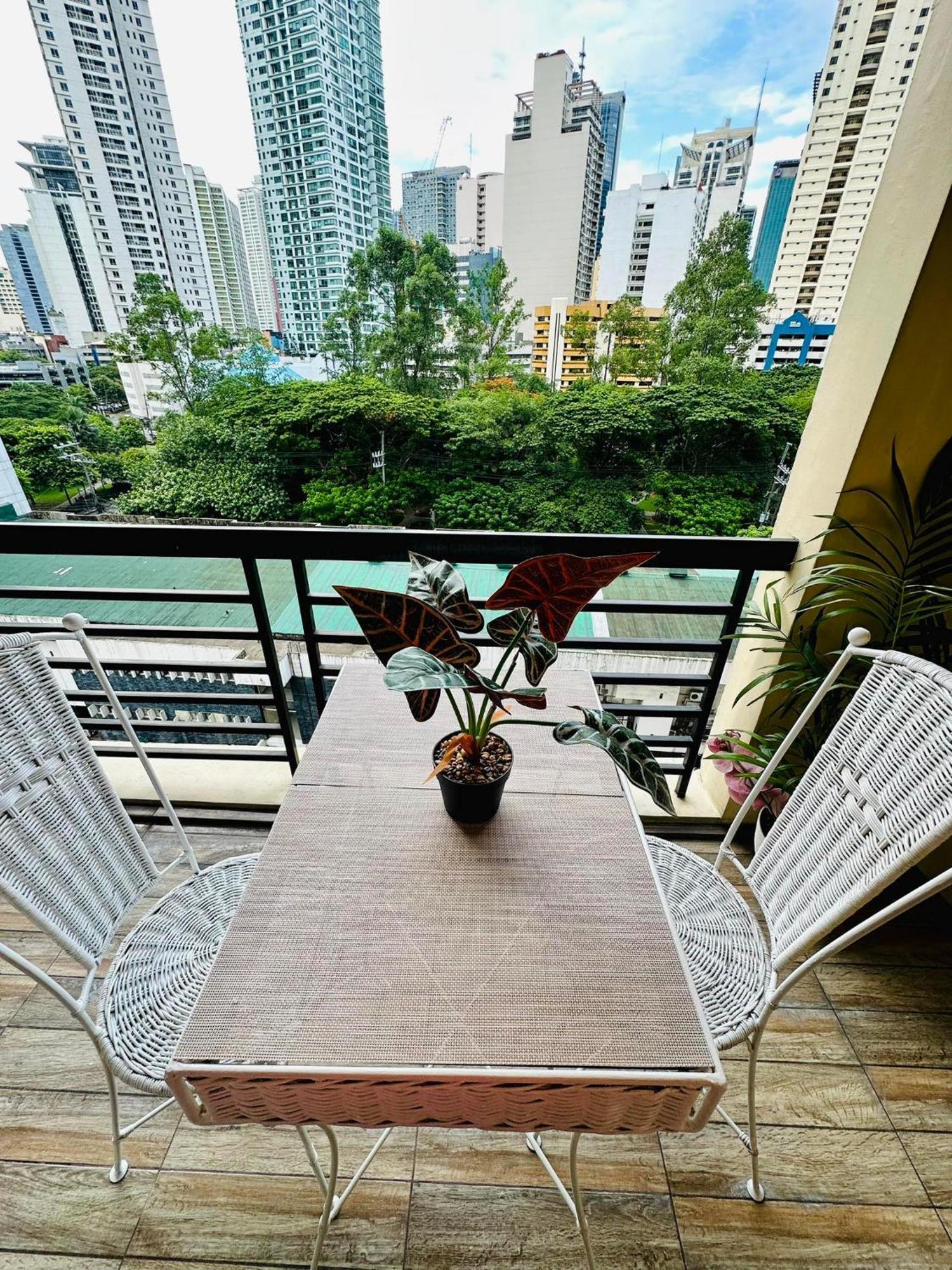 One Bedroom With Balcony By Christine Suites Ph In Greenbelt Radisson Makati City Bagian luar foto