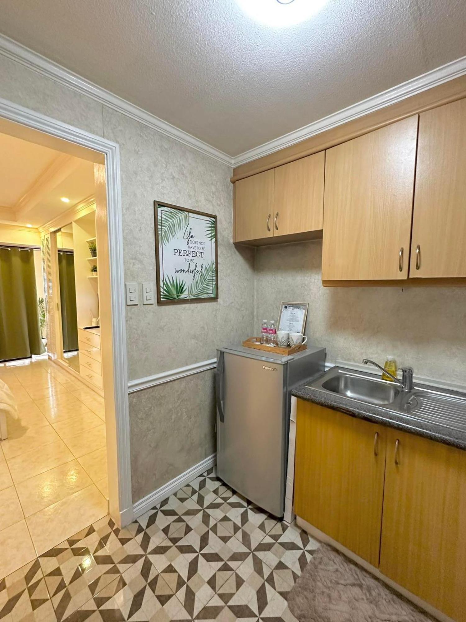 One Bedroom With Balcony By Christine Suites Ph In Greenbelt Radisson Makati City Bagian luar foto