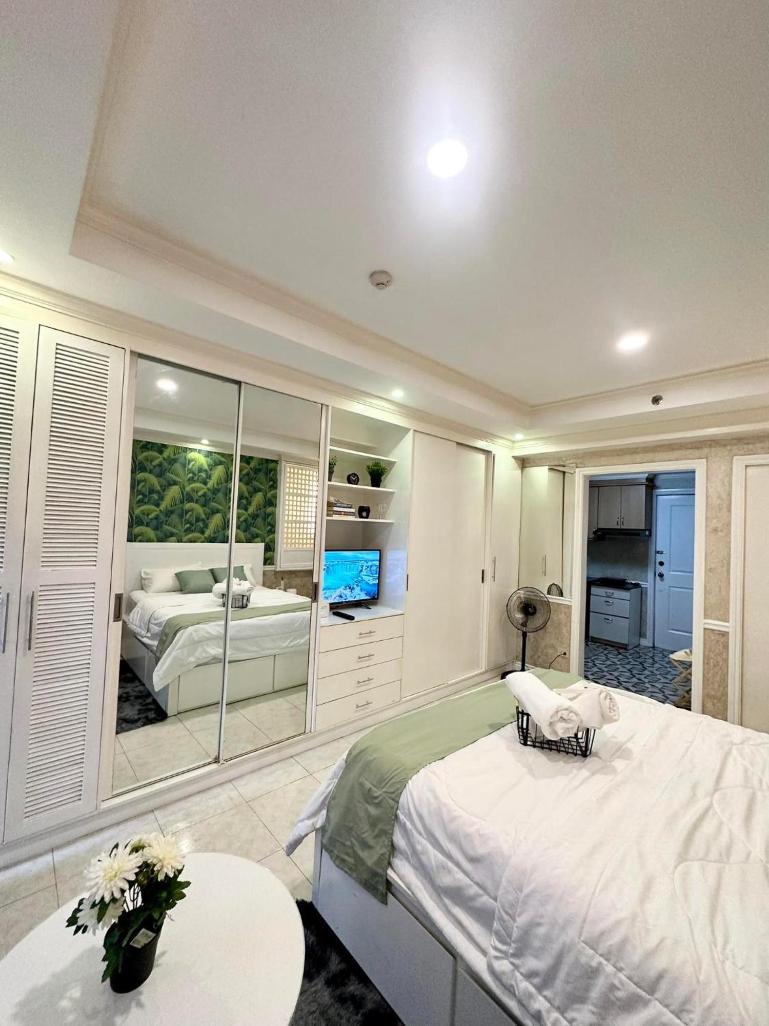 One Bedroom With Balcony By Christine Suites Ph In Greenbelt Radisson Makati City Bagian luar foto