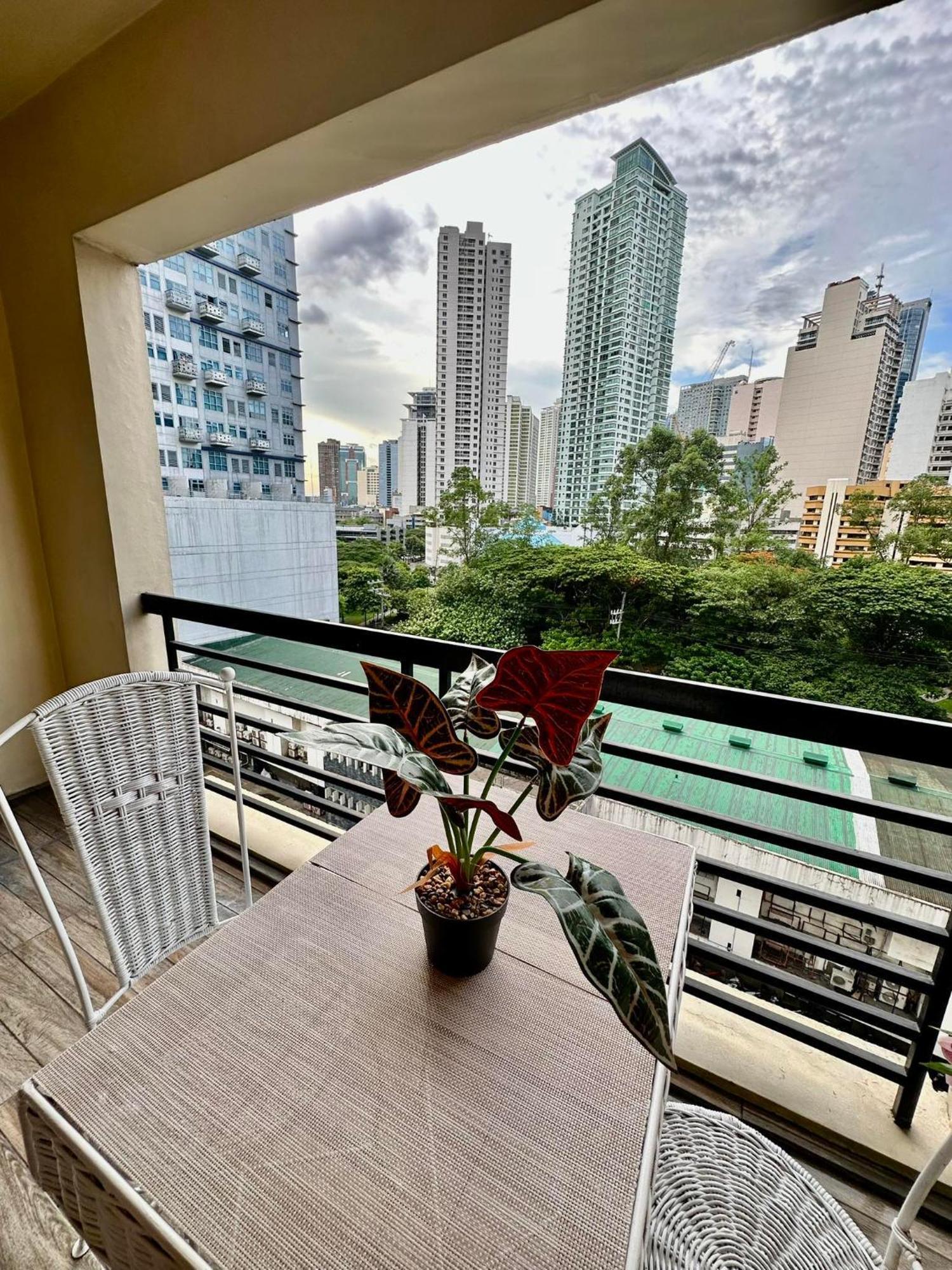 One Bedroom With Balcony By Christine Suites Ph In Greenbelt Radisson Makati City Bagian luar foto