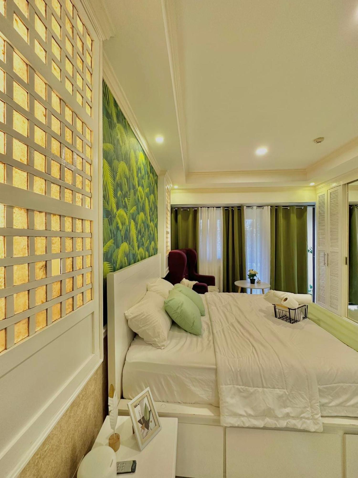 One Bedroom With Balcony By Christine Suites Ph In Greenbelt Radisson Makati City Bagian luar foto