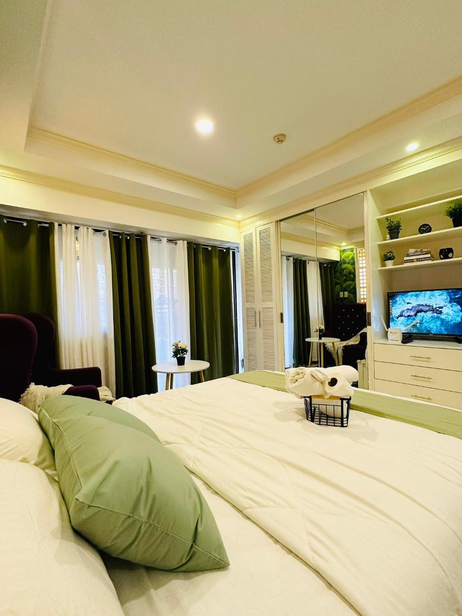 One Bedroom With Balcony By Christine Suites Ph In Greenbelt Radisson Makati City Bagian luar foto