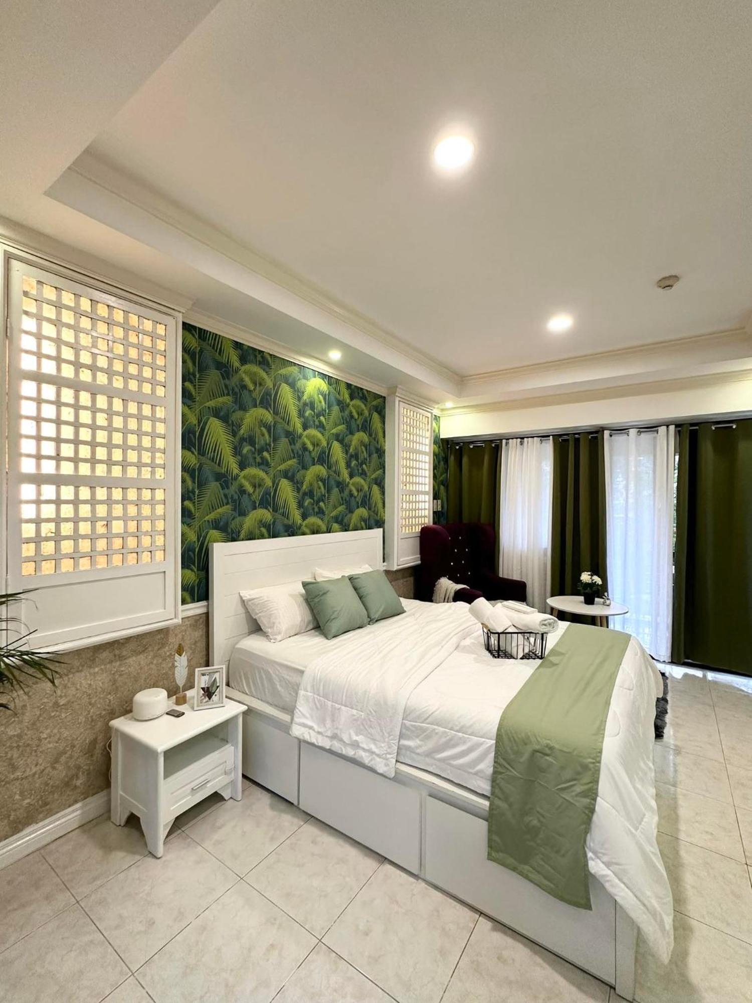 One Bedroom With Balcony By Christine Suites Ph In Greenbelt Radisson Makati City Bagian luar foto